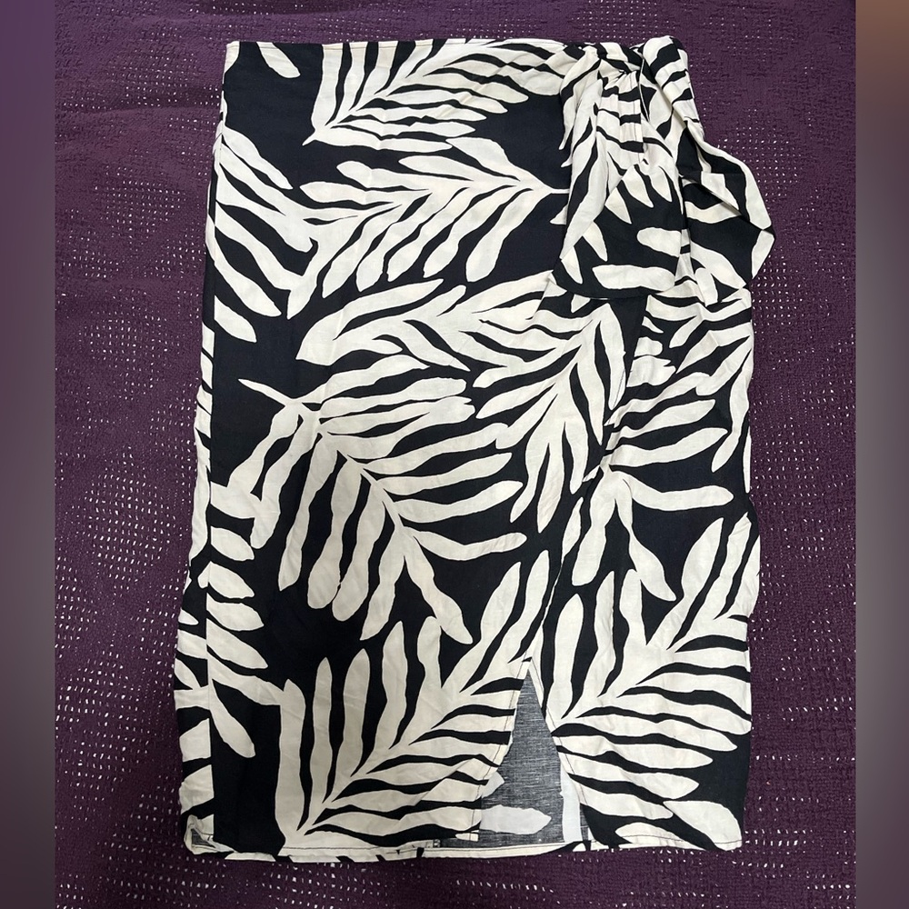 H&M Black and White Leaf Pattern Midi Skirt